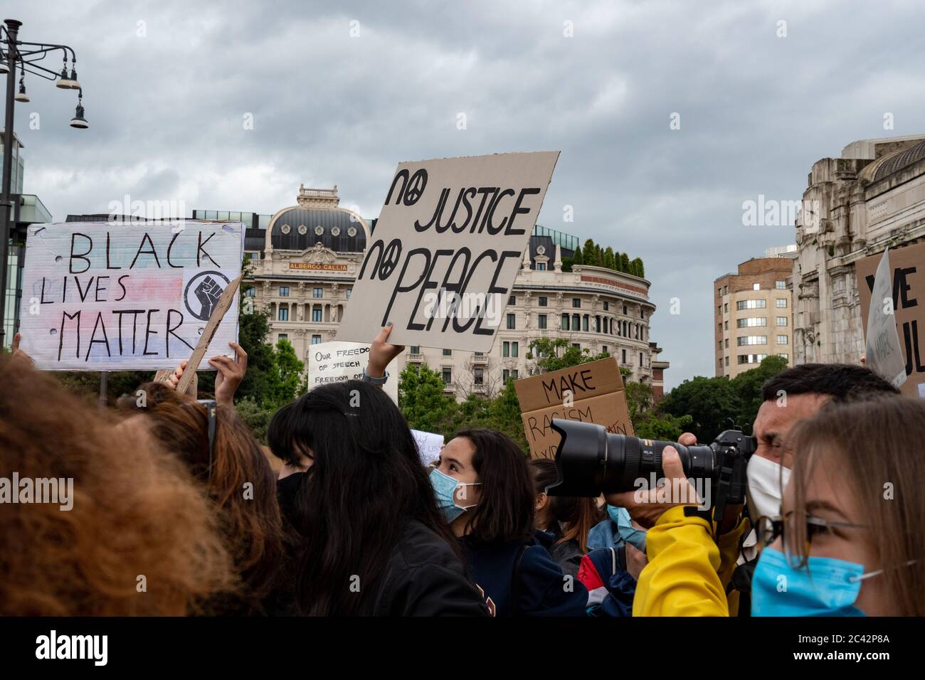 Demonstranten mit Tafeln "No Justice, no peace, "Black Lives Matter", vor dem Mailänder Hauptbahnhof während der Protestversammlung in Solidarität mit BLM Stockfoto