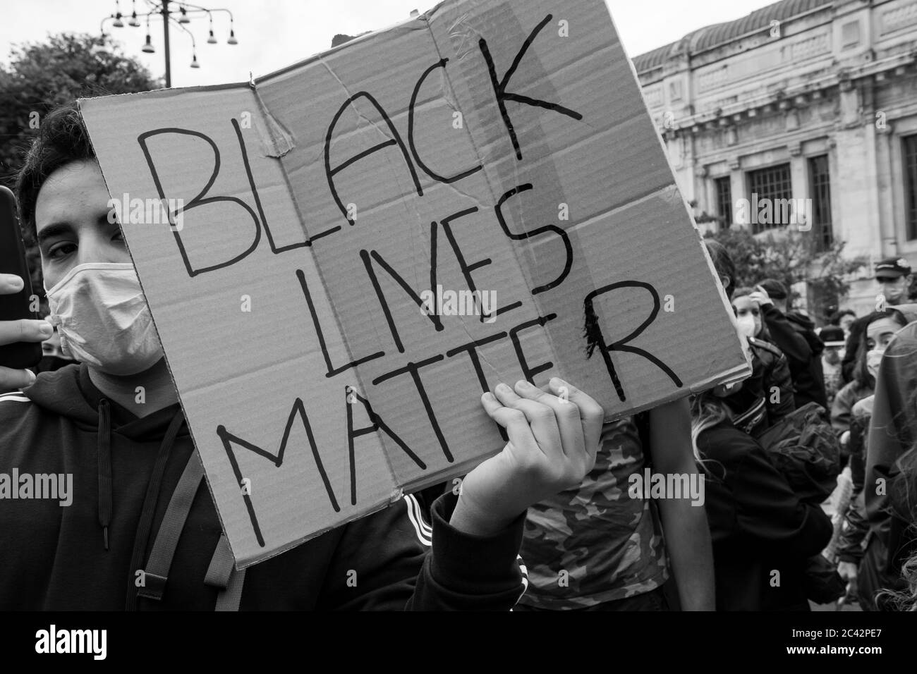 Protestler mit Plakat mit den Worten "Black Lives Matter" während der Protestversammlung in Solidarität mit der BLM-Bewegung neben dem Mailänder Hauptbahnhof Stockfoto