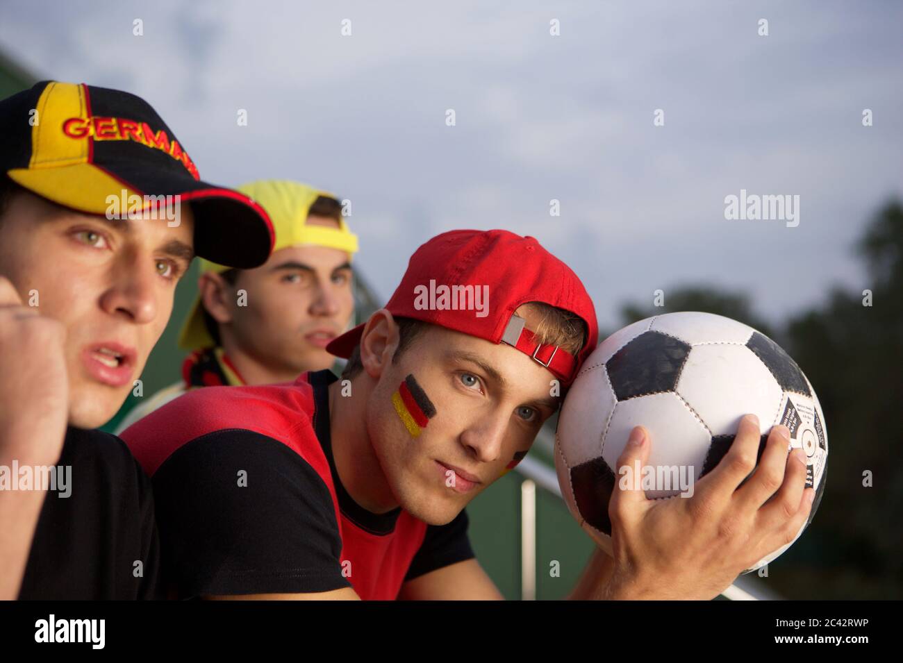 Drei enttäuschte deutsche Fans im Stadion Stockfoto