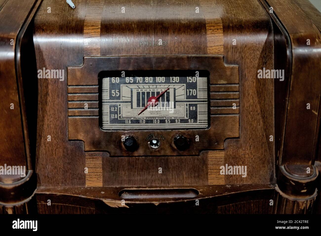 Ein aus Holz gezoegtes Konsolenradio aus der Zeit der 1940er Jahre der Marke Philco, das im Ft. Miles Museum, Cape Henloopen, DE. Stockfoto