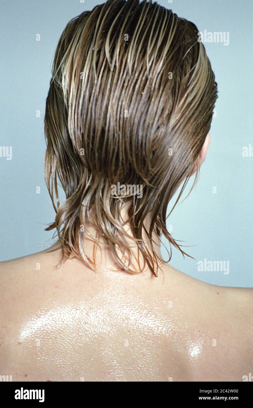 Junge Frau mit nassem Haar (Rückansicht) Stockfoto