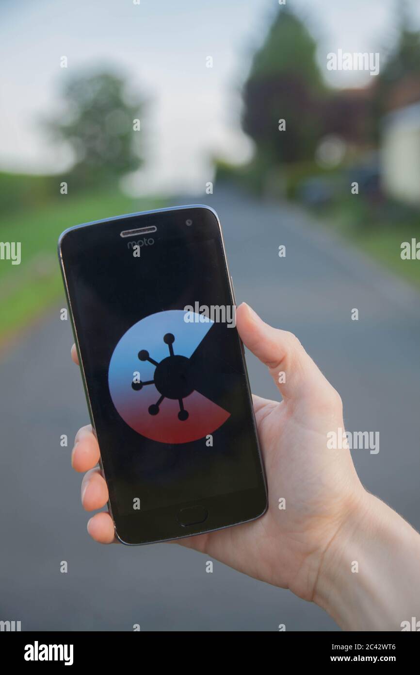 Die offizielle deutsche Corona Warnung App-Software wird am Tag ihrer Markteinführung auf einem Smartphone angezeigt (LEIPZIG, SACHSEN – 16. JUNI 2020) Stockfoto