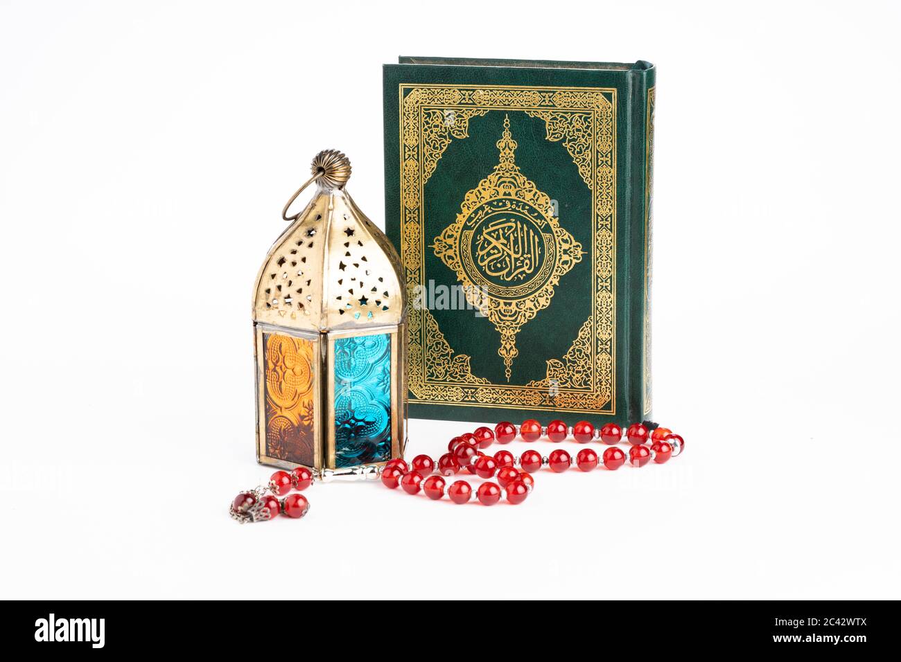 Arabische Laterne, die heiligen qoran und tasbih (Rosenkranz Perlen) isoliert gegen Weiß. Die Worte auf dem qoran sind arabischer Charakter, was den heiligen qoran bedeutet Stockfoto