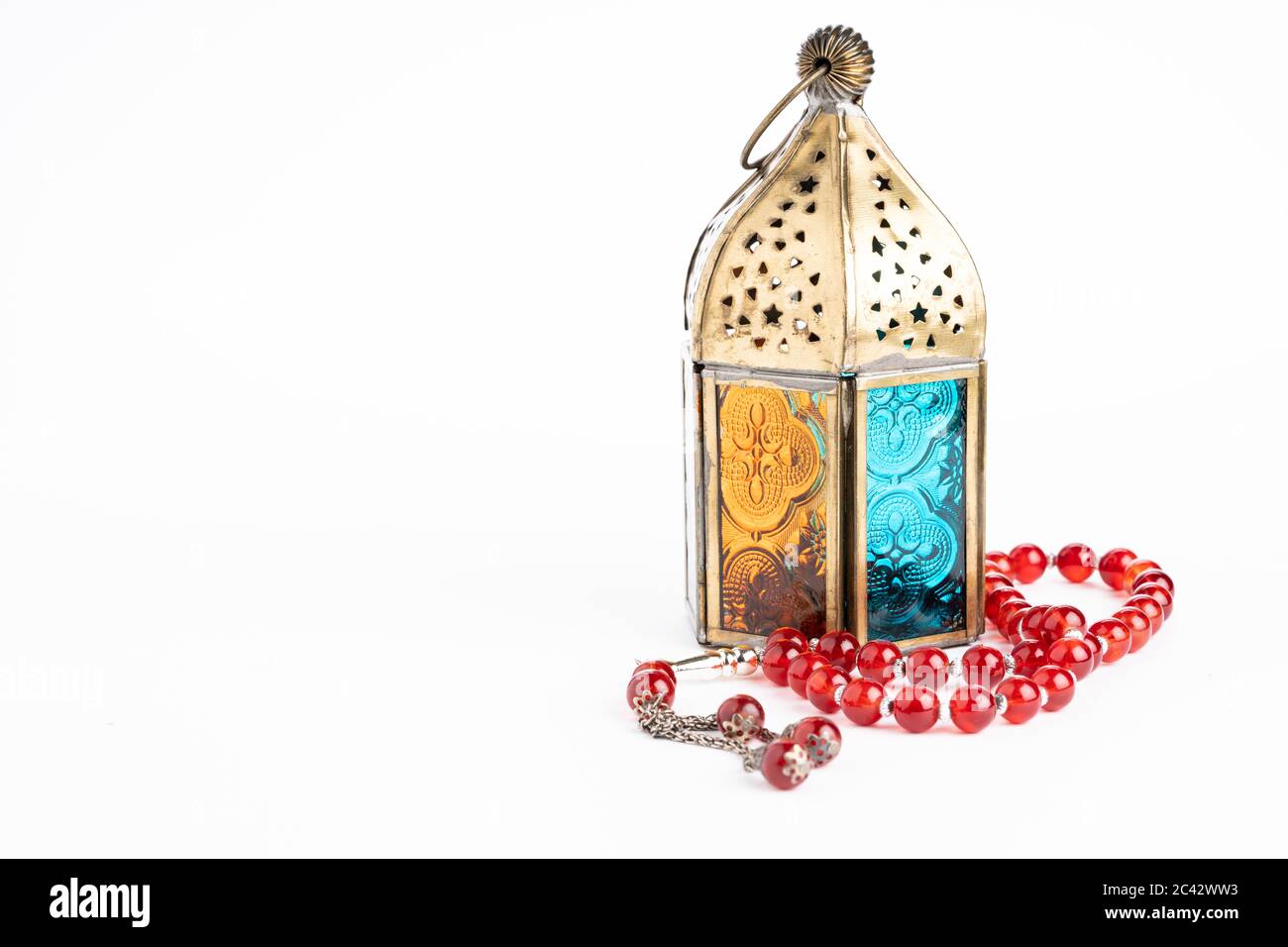 Arabische Laterne und tasbih (Rosenkranz) isoliert gegen Weiß Stockfoto