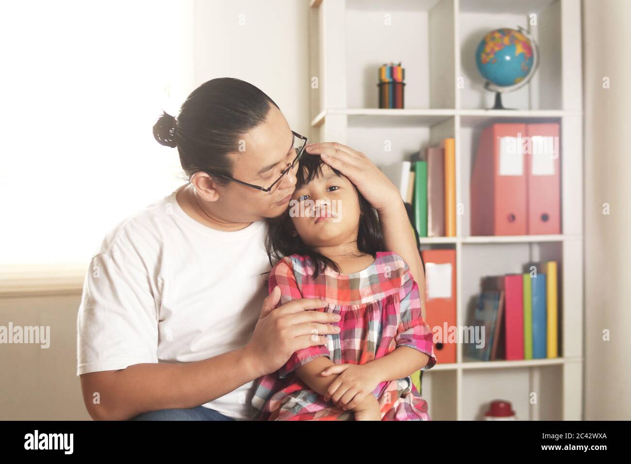 Asiatische Vater beruhigend beruhigend ihre traurig und weinend Tochter, alleinerziehender Vater und Baby Mädchen zusammen Stockfoto