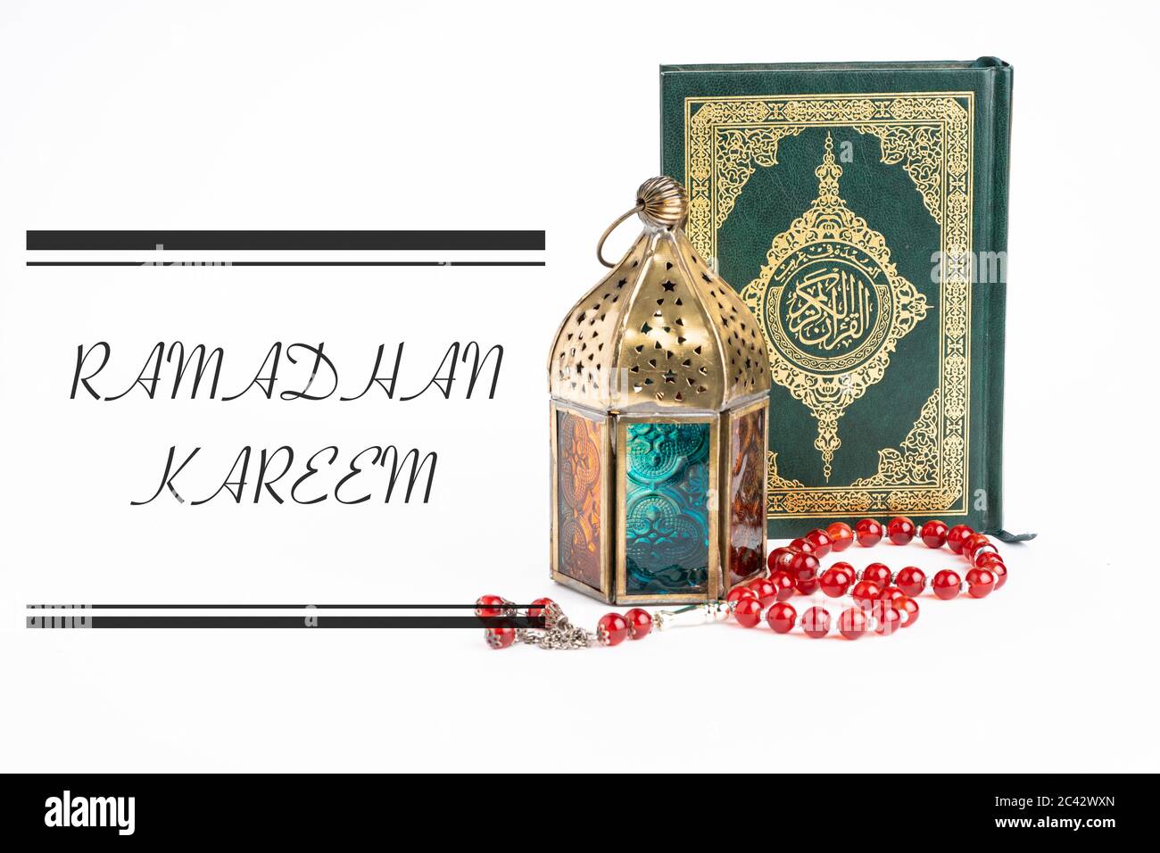 Arabische Laterne, die heiligen qoran und tasbih (Rosenkranz Perlen) isoliert gegen Weiß. Die Worte auf dem qoran sind arabischer Charakter, was den heiligen qoran bedeutet Stockfoto