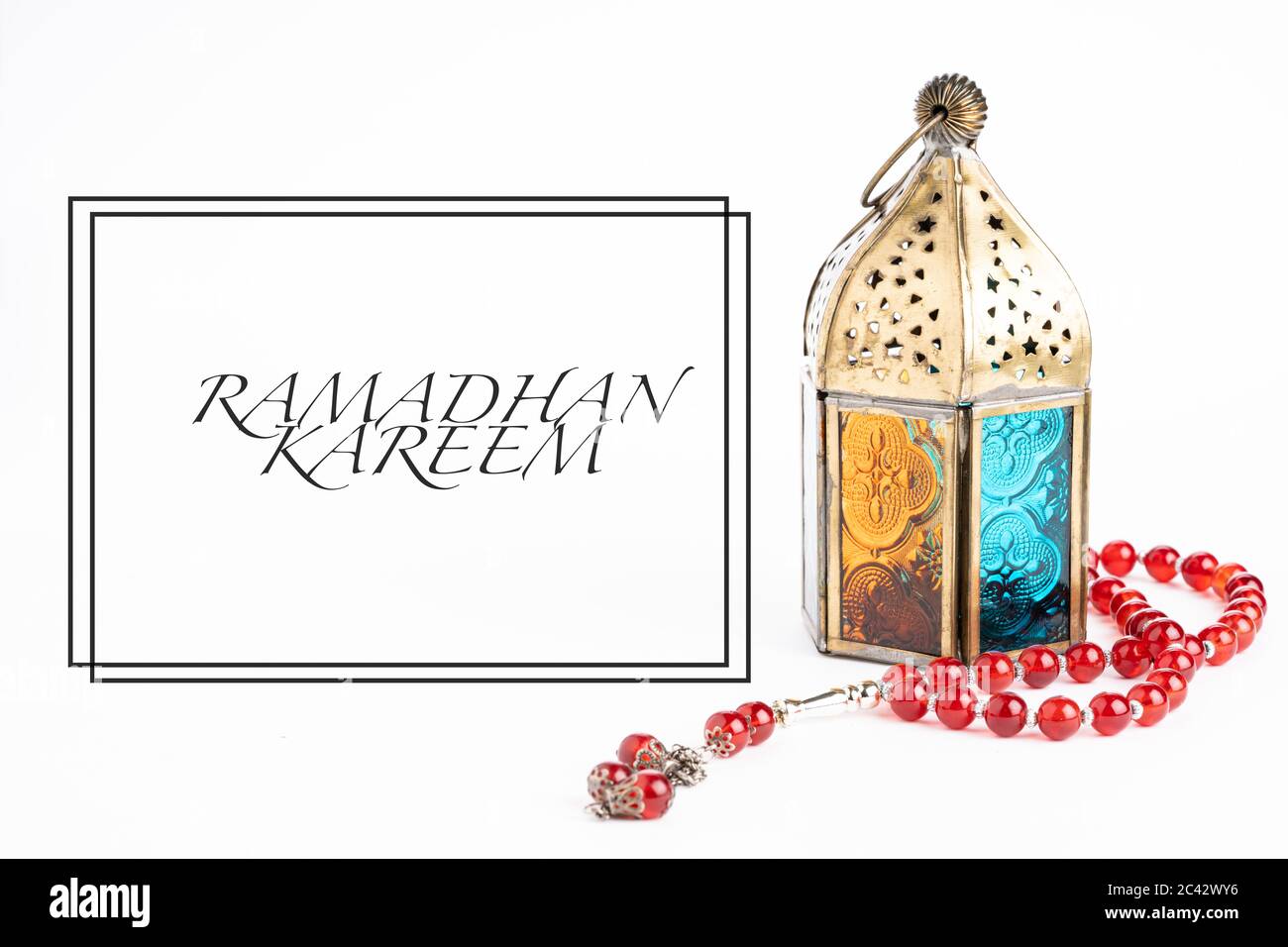 Arabische Laterne und tasbih (Rosenkranz) isoliert gegen Weiß Stockfoto