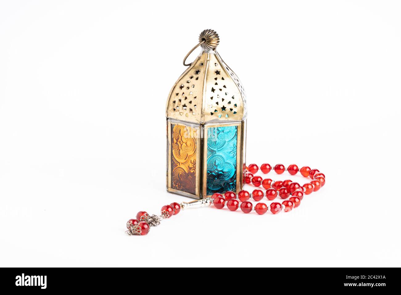 Arabische Laterne und tasbih (Rosenkranz) isoliert gegen Weiß Stockfoto
