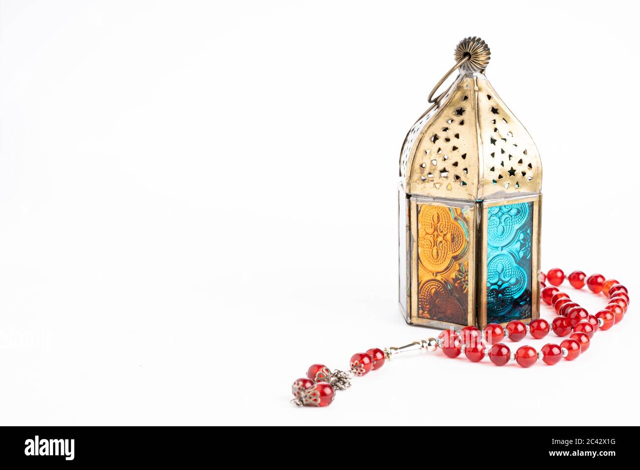 Arabische Laterne und tasbih (Rosenkranz) isoliert gegen Weiß Stockfoto