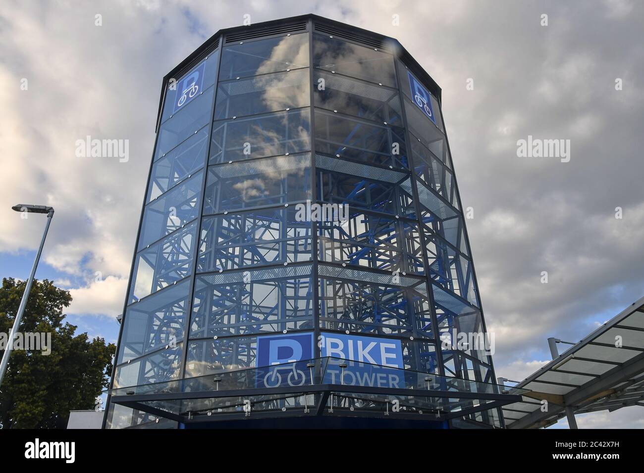 Parkplatz für Fahrräder. Wie man sein Fahrrad in den Downtowns abparkt. Intelligente Lösung für moderne urbane Radfahrer Stockfoto