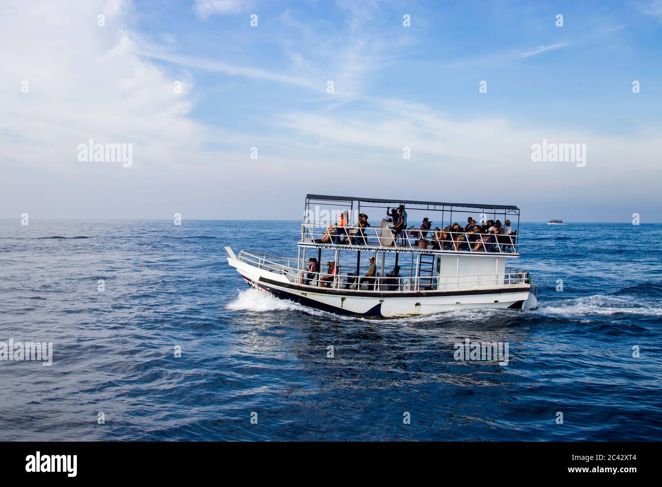 Mirissa Sri Lanka 3. Dezember 2018: Das Whale Watching Boot segelt auf dem Indischen Ozean, um Blauwal und Delphin zu suchen. Stockfoto
