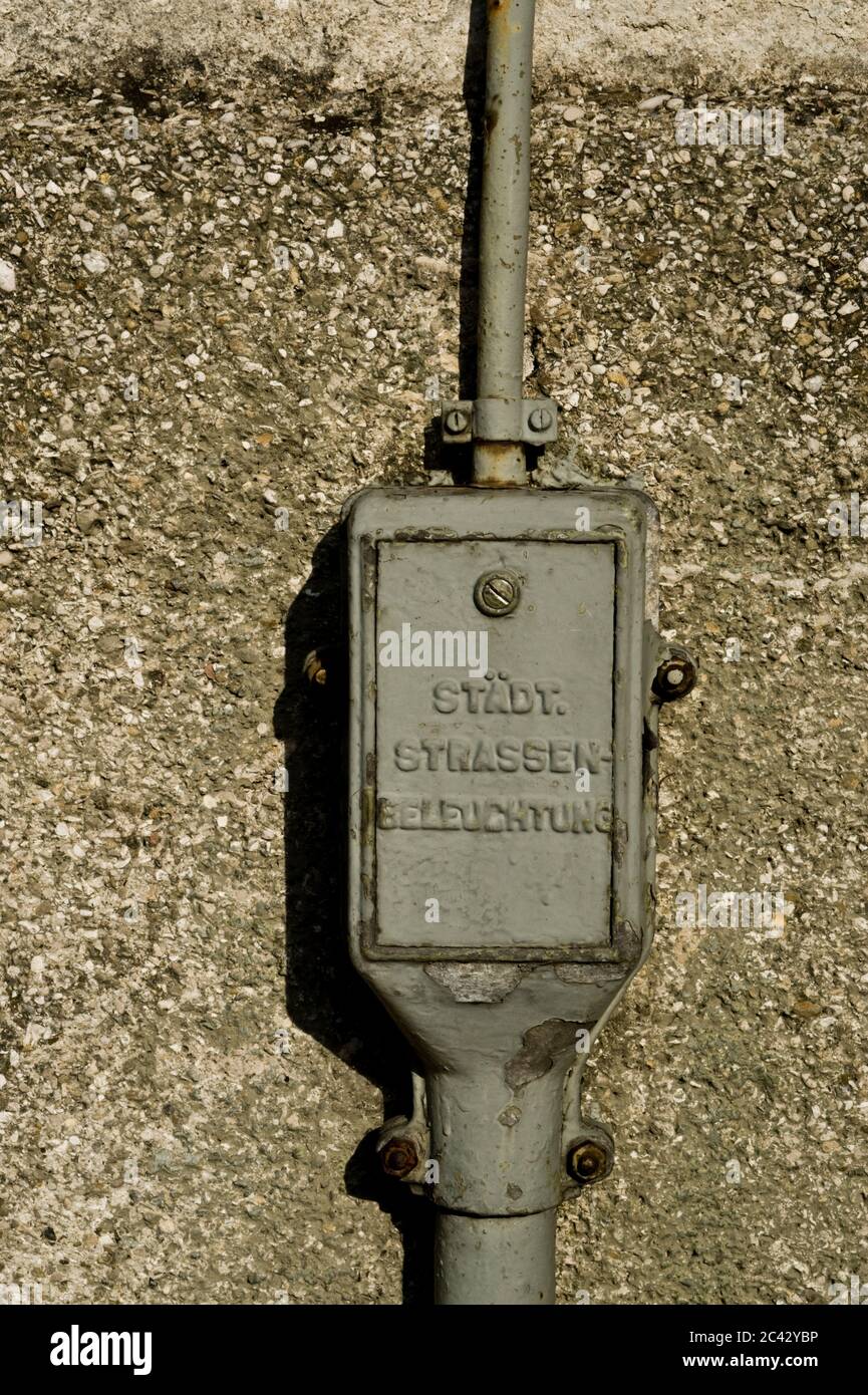 Stromleitung an einer Hauswand, München, Bayern, Deutschland Stockfoto