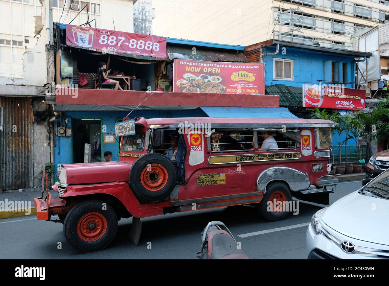 Manila Philippinen - Old Jeepney Stockfoto