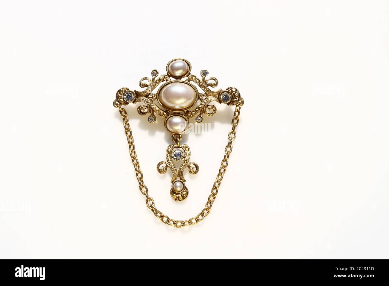 Brosche mit Kette Brosche Vintage Schmuck Stockfoto