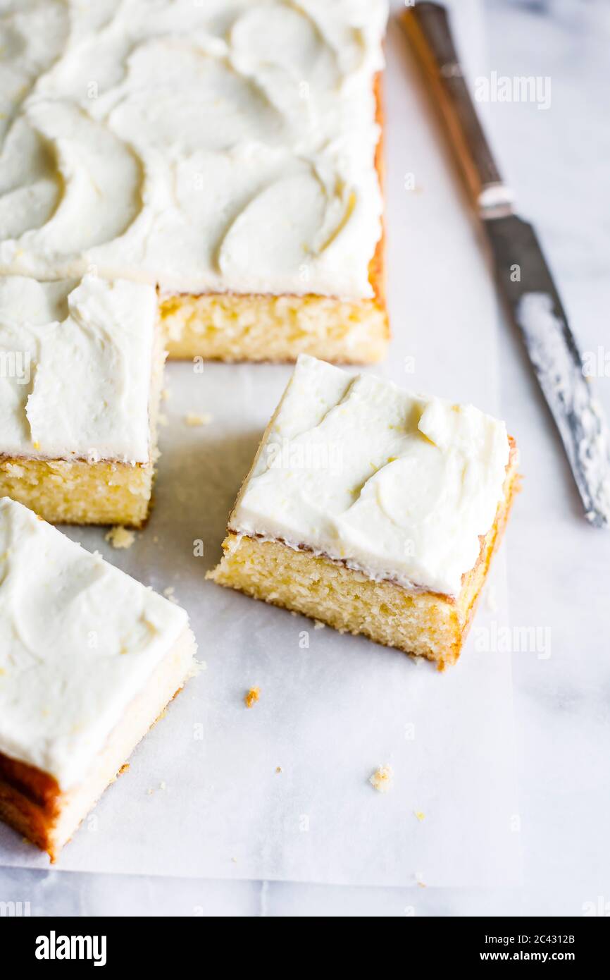 Vanillekuchen mit Buttercreme-Schaum aus geschlagener Zitrone. Stockfoto