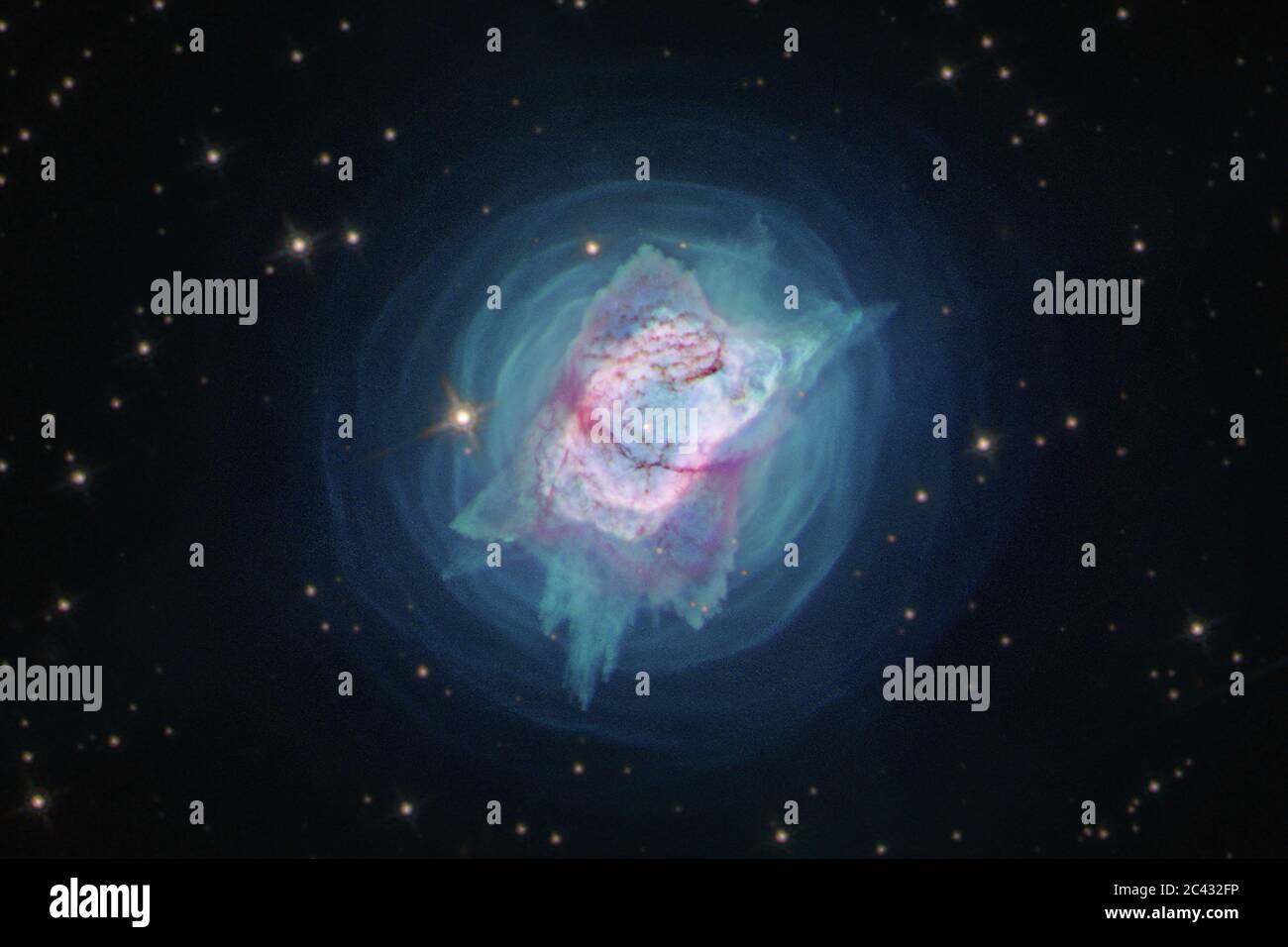 Juni 2020. Als Kernfusionsmotoren leben die meisten Sterne über Hunderte bis Milliarden Jahre ein ruhiges Leben. Aber am Ende ihres Lebens können sie sich in verrückte Wirbelstürme verwandeln, die Muscheln und Heißgasstrahlen abpuffen. In diesem Bild ähnelt NGC 7027 einem Edelsteinkäfer, einem Insekt mit einer brillant bunten Metallschale. Vor kurzem wurde der Zentralstern von NGC 7027 mit Hilfe der einzigartigen Fähigkeiten von Hubble erstmals in einer neuen Wellenlänge des Lichts - nahe ultraviolett - identifiziert. Kredit: UPI/Alamy Live Nachrichten Stockfoto