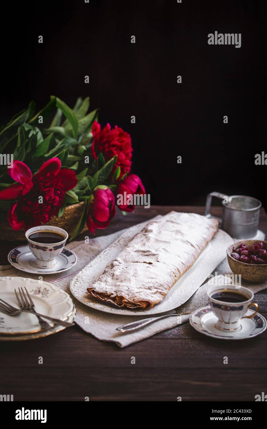 Sauerkirschen Strudel mit Puderzucker bestäubt Stockfoto