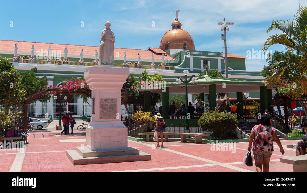 Catacaos, Piura / Peru - 6. April 2019: Touristen, die mitten auf der Plaza de Armas in der Nähe der Kirche San Juan Bautista spazieren Stockfoto