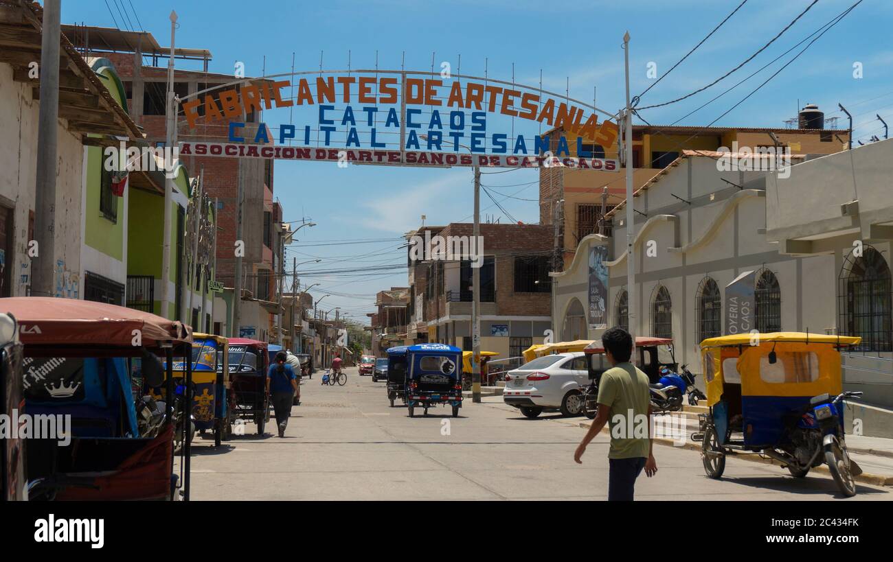 Catacaos, Piura / Peru - 6. April 2019: Tägliche Aktivität in der Straße der Handwerker im Zentrum der Stadt Catacaos Stockfoto