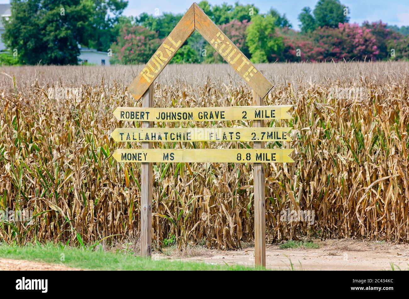 Ein Schild vor einem Maisfeld auf der County Road 518 gibt Ihnen die Wegbeschreibung zu beliebten Touristenattraktionen im Mississippi Delta. Stockfoto