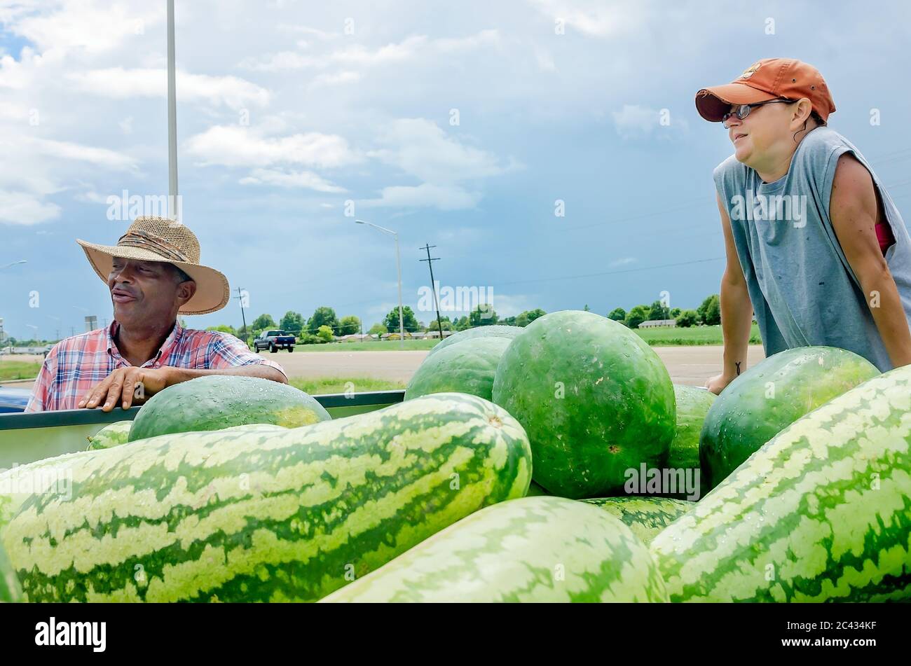 Ein Mann und ein Mädchen verkaufen Wassermelonen aus dem Bett eines Lastwagens auf dem Highway 61, 11. August 2016, in Belzoni, Mississippi. Stockfoto