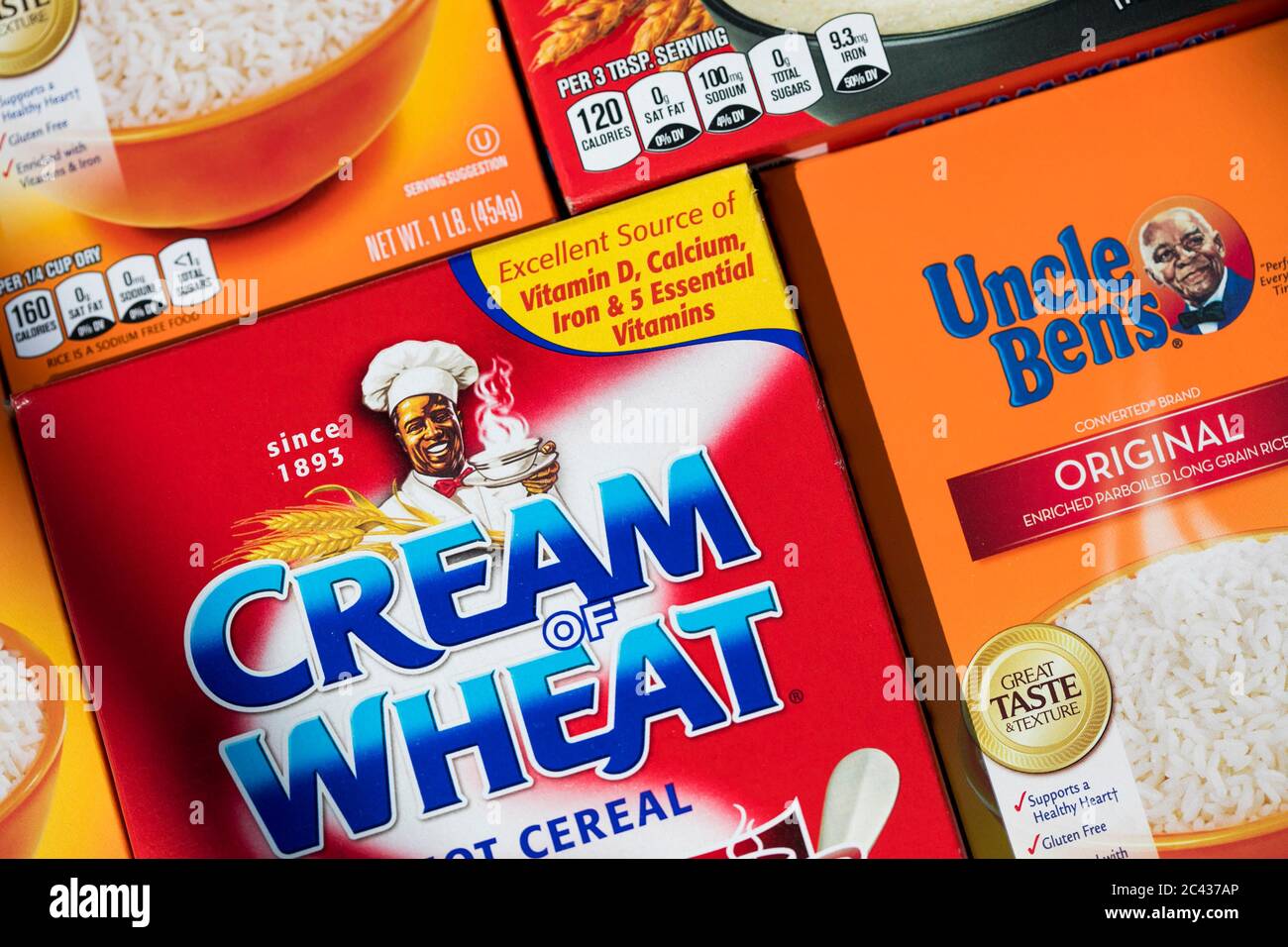 Kisten mit Produkten von Onkel Ben und Creme der Weizen. Stockfoto