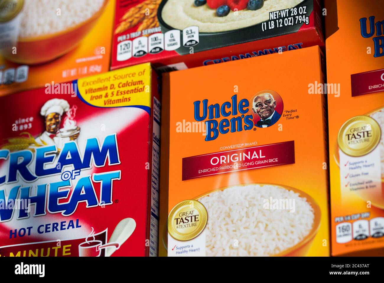 Kisten mit Produkten von Onkel Ben und Creme der Weizen. Stockfoto