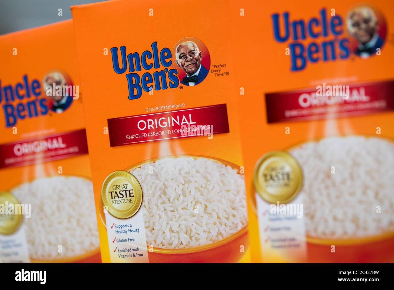 Kisten mit Onkel Bens Reisprodukten. Stockfoto