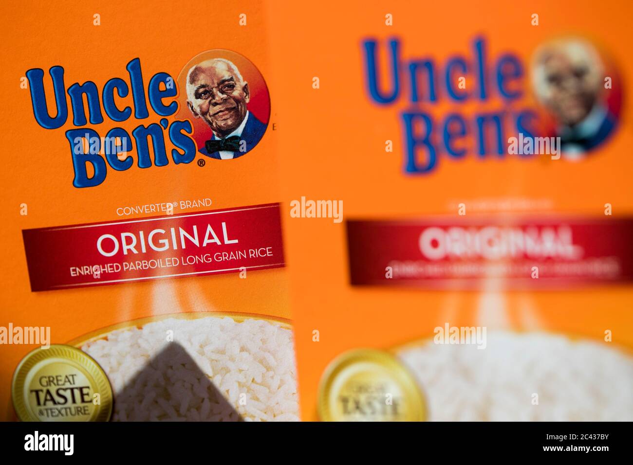Kisten mit Onkel Bens Reisprodukten. Stockfoto