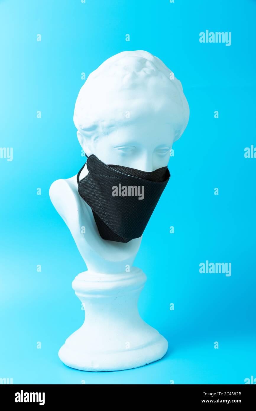 Mädchen Venus Gips Kopf Porträt mit Maske auf blauem Hintergrund Stockfoto
