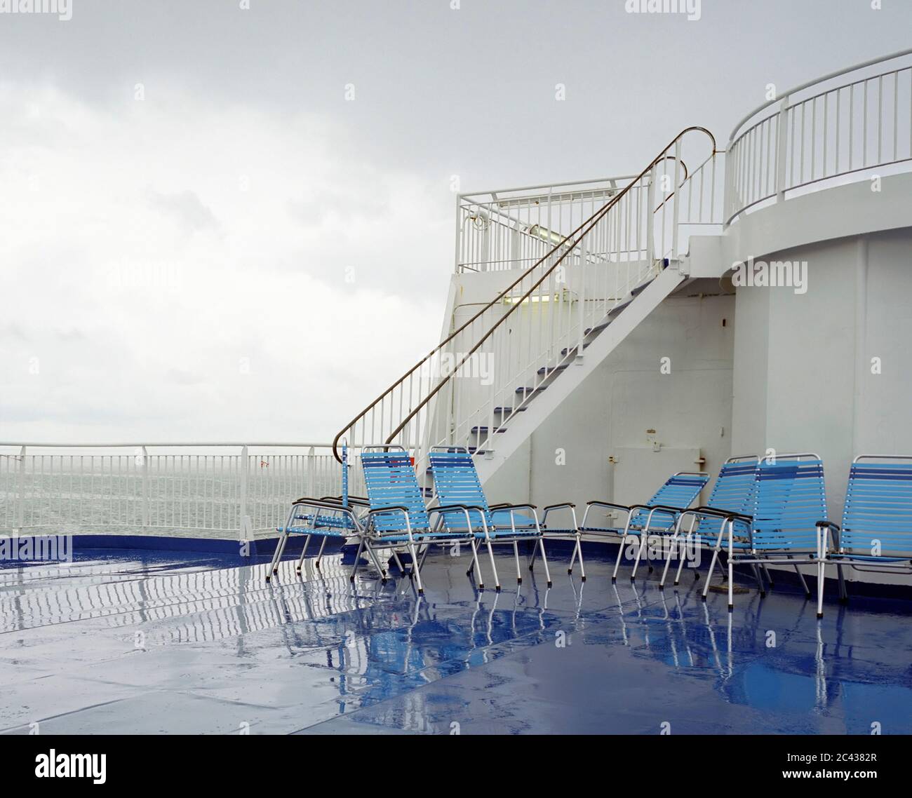 Achterdeck eines Schiffes mit Stühlen darauf - nass - Kreuzfahrtschiff Stockfoto