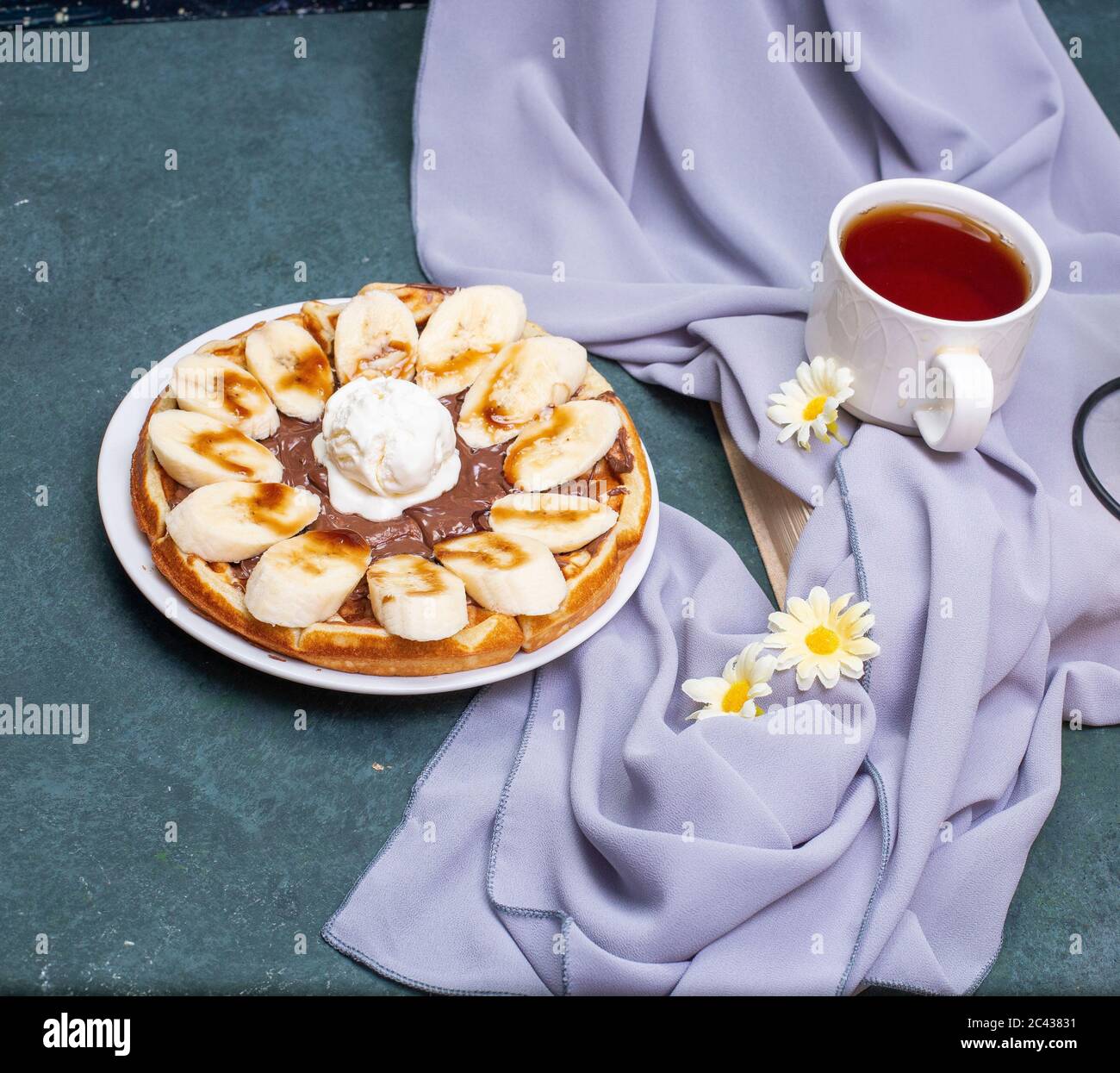 Waffeln mit Banane, Schlagsahne und Karamellsauce Stockfoto