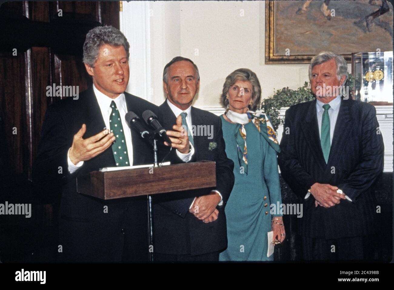 US-Präsident Bill Clinton nimmt an der jährlichen Präsentation einer Schale mit Schamanen Teil, die am 17. März 1993 im Roosevelt Room des Weißen Hauses in Washington, DC, anlässlich des St. Patrick's Day mit dem irischen Premierminister Albert Reynolds, stattfindet. Während seiner Ausführungen kündigte Präsident Clinton an, dass er Jean Kennedy Smith als US-Botschafter in Irland ernennen werde. Von links nach rechts: Präsident Clinton, Premierminister Reynolds, Jean Kennedy Smith und US-Senator Ted Kennedy (Demokrat von Massachusetts).Quelle: Martin H. Simon / Pool via CNP /MediaPunch Stockfoto