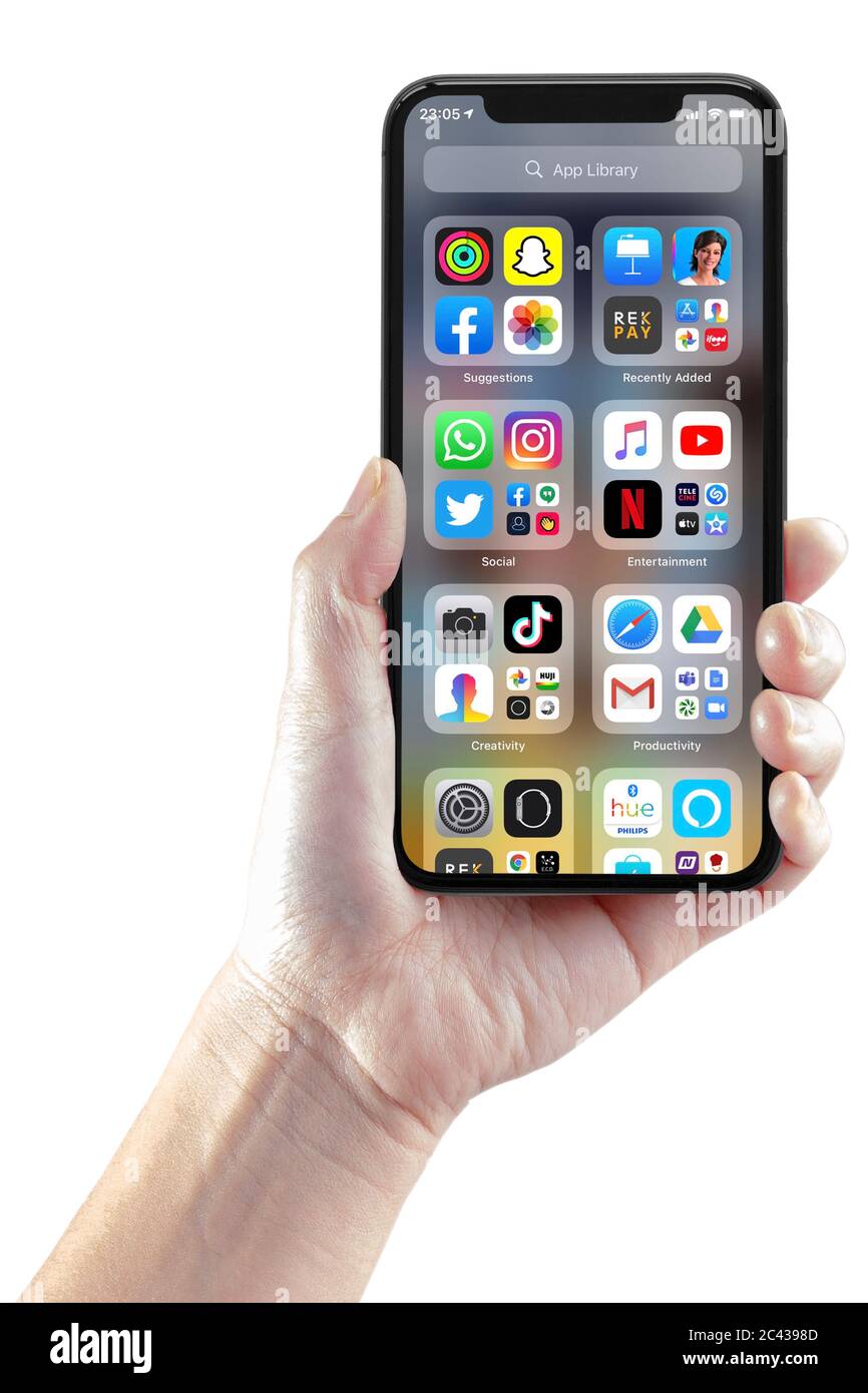 San Francisco, Kalifornien, USA. Juni 23, 2020. Eine Person, die die IOS14-App-Bibliothek verwendet Stockfoto