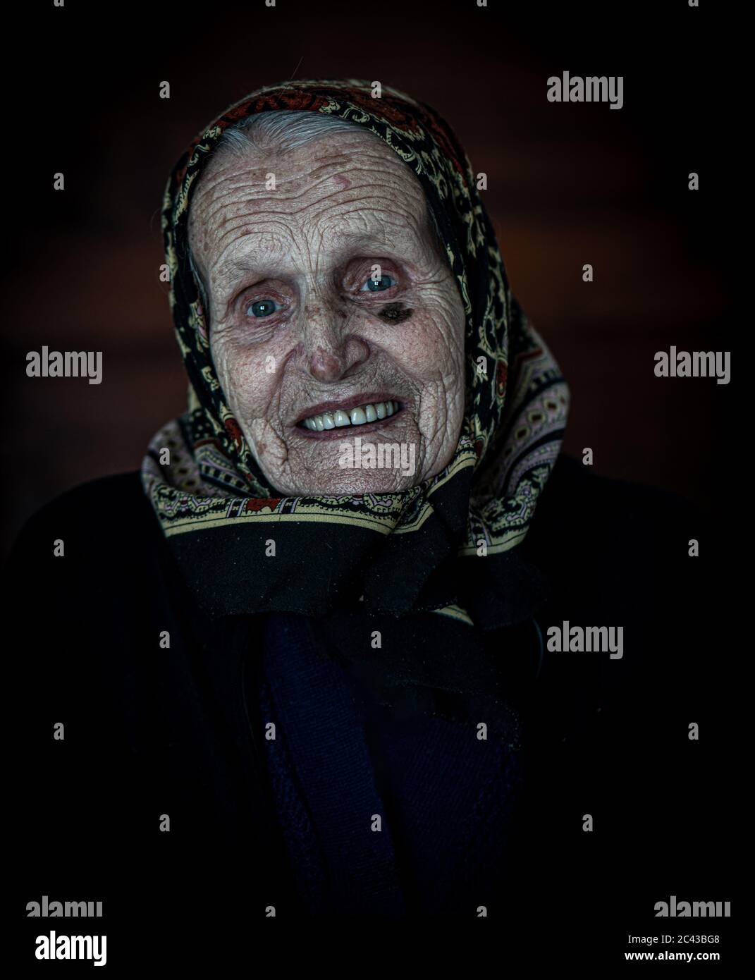 Sehr alte Frau mit Schal Porträt Stockfoto