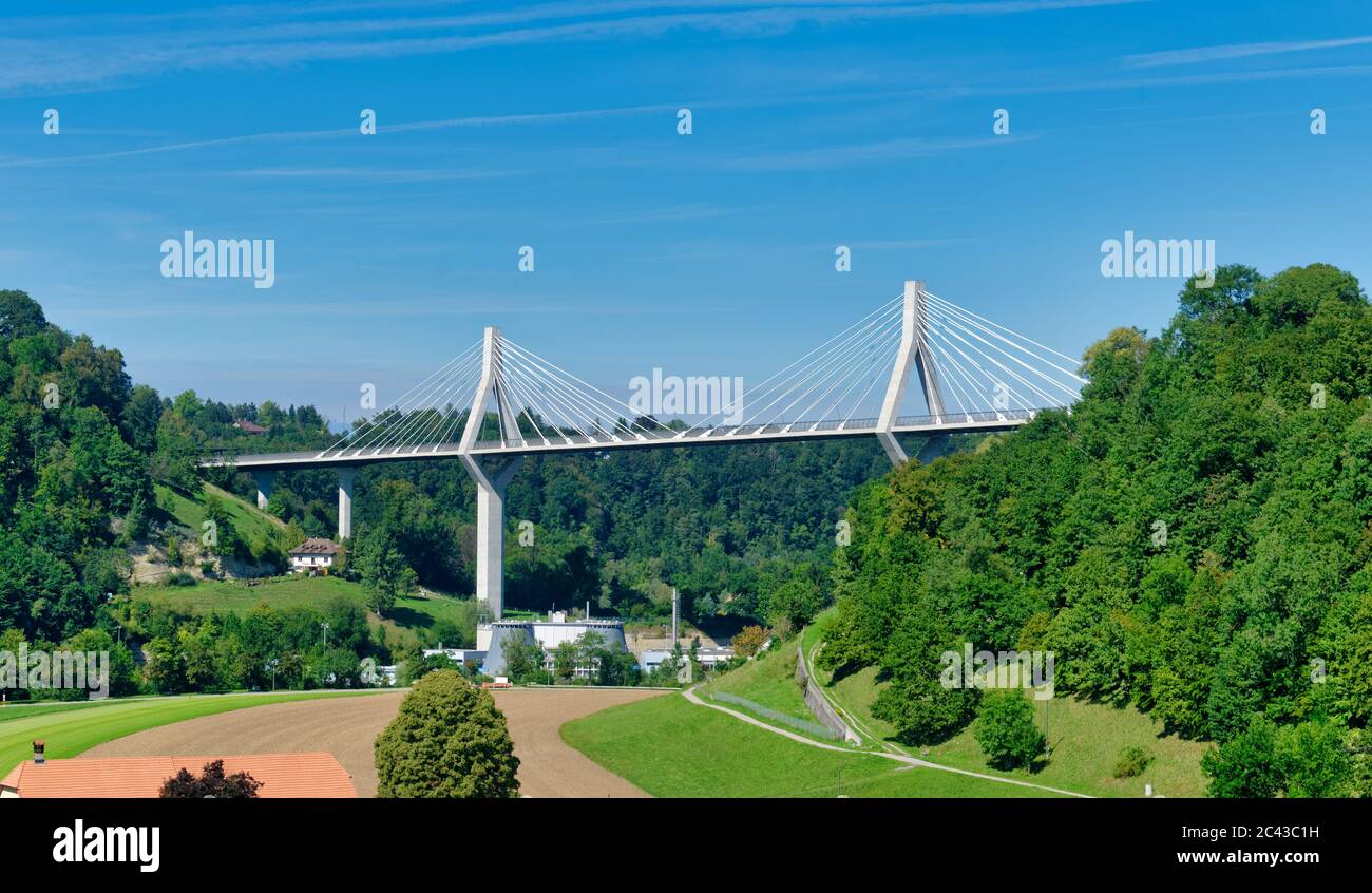 Poya-Brücke (Pont de la Poya) über die Sarine in Freiburg (Freiburg), Schweiz Stockfoto