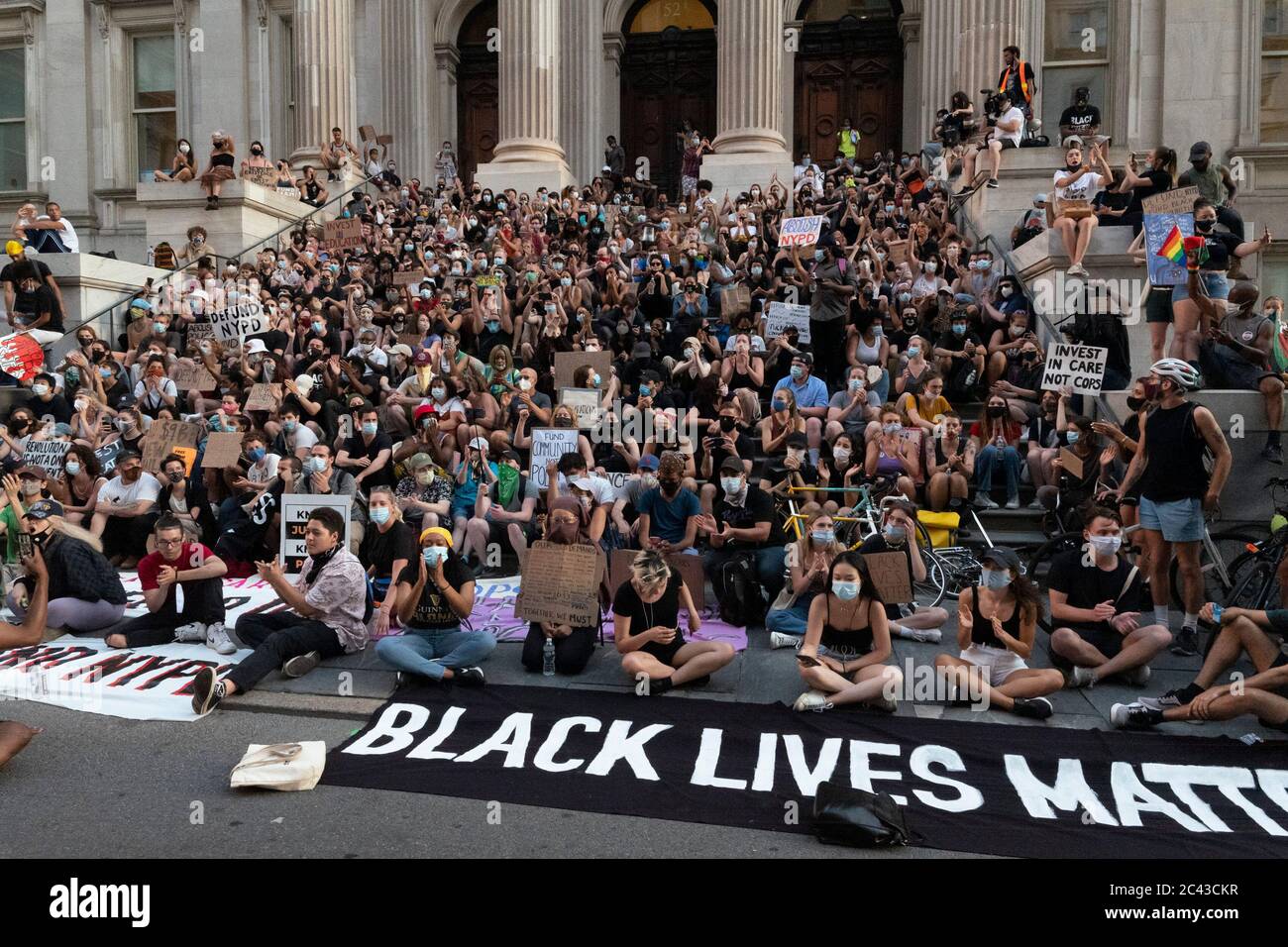 New York, New York, USA. Juni 2020. Demonstranten werden während einer Kundgebung gezeigt, die von zwei Gruppen organisiert wird, Vocal New York und einer anderen namenlosen Gruppe im New Yorker Rathaus in New York, New York. Kredit: Brian Branch Price/ZUMA Wire/Alamy Live Nachrichten Stockfoto