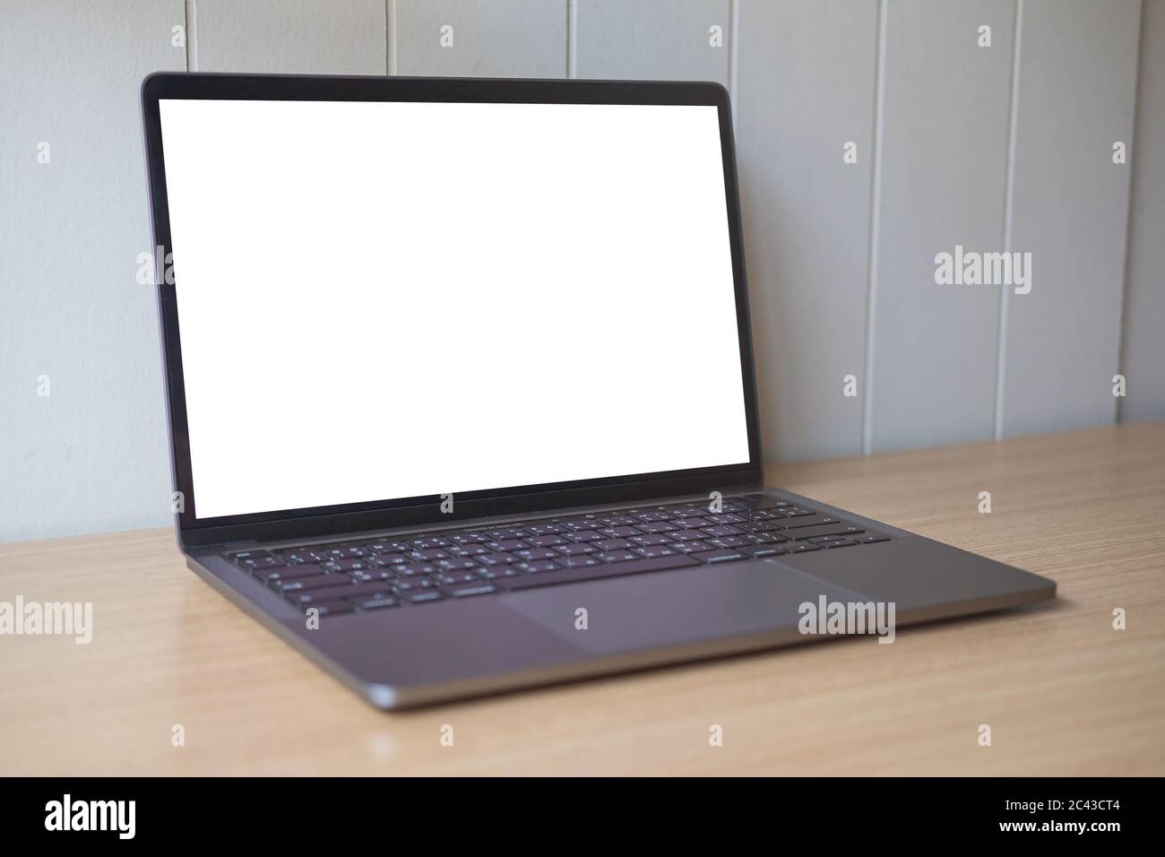 Computer mockup weißen Hintergrund auf dem Tisch. Laptop mit leerem Bildschirm Stockfoto
