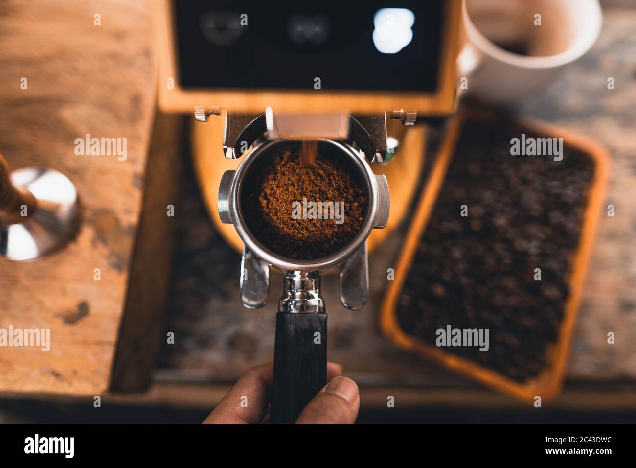 Kaffee machen gemahlener Kaffee von einer Mühle zu Hause Stockfoto
