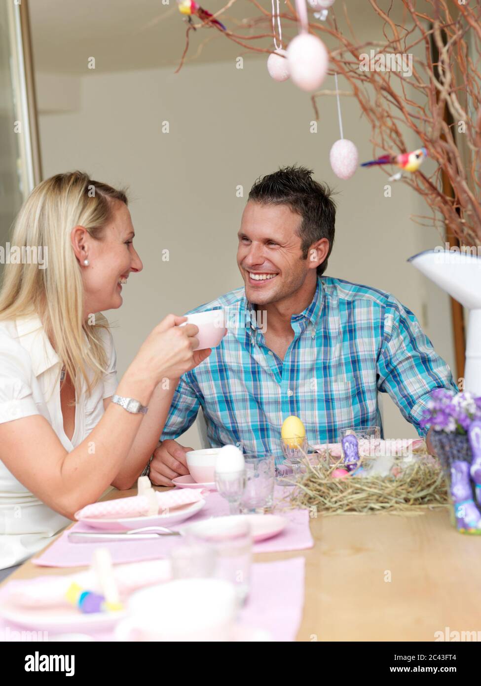 Paar am Osterfrühstück, München, Bayern, Deutschland Stockfoto