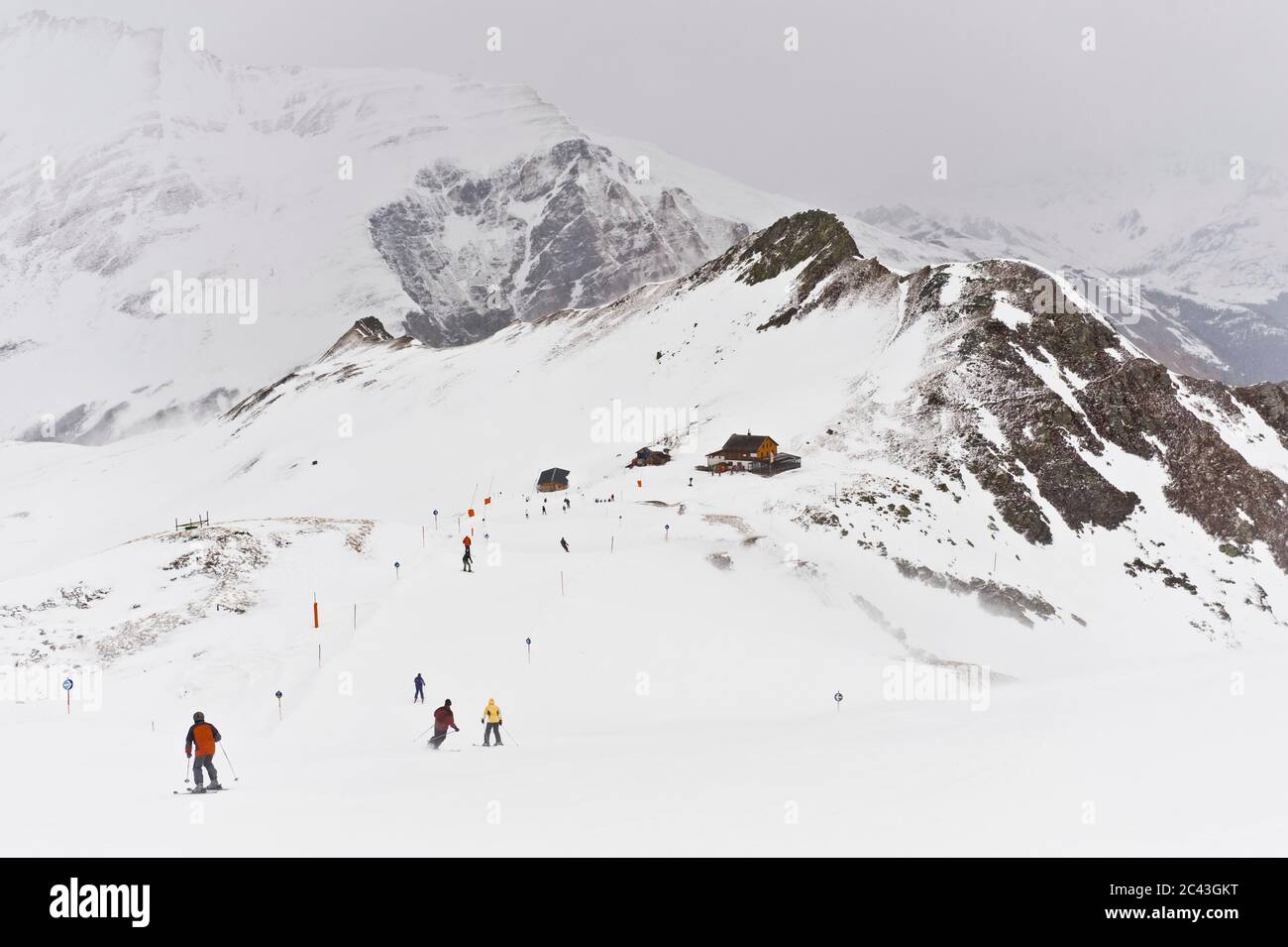 Skifahrer auf einer Piste, Hintertux, Tirol, Österreich Stockfoto