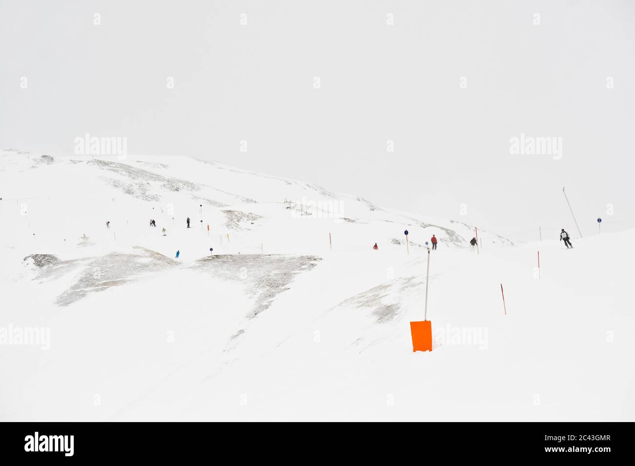 Skifahrer auf einer Piste, Hintertux, Tirol, Österreich Stockfoto