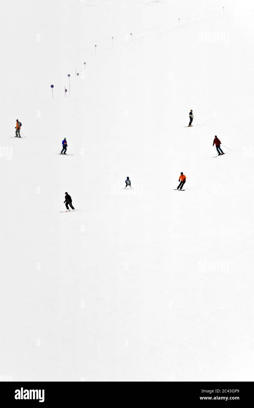 Skifahrer auf einer Piste, Hintertux, Tirol, Österreich Stockfoto