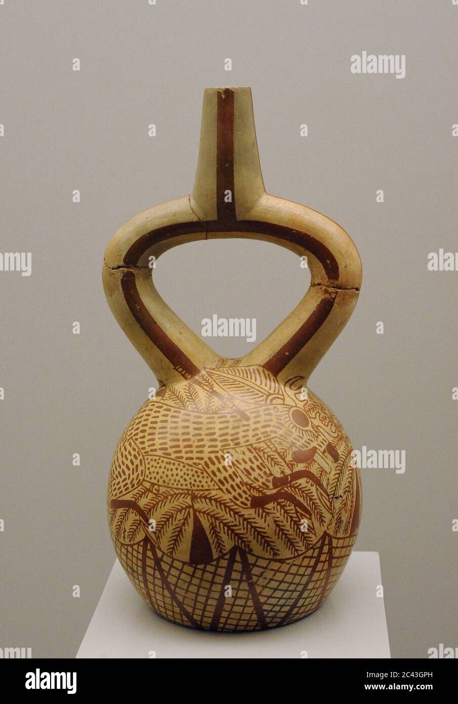 Vasija con escena de caza. UN venado cae en una Red atravesado por un proyectil. Cerámica. Cultura Mochica (100 a. C.-700 d. C.). Perú. Museo de América. Madrid. España. Stockfoto