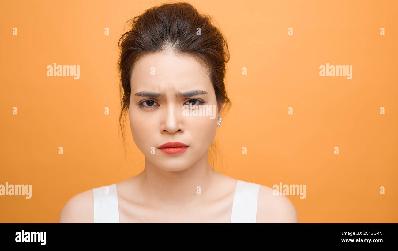 Asiatische Frau mit gelangweilten Ausdruck wartet auf einige ein oder denken an etwas Stockfoto