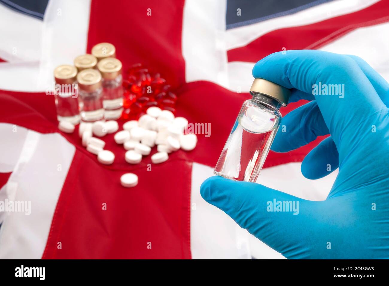 Medikamentenknappheit, Medikamentenlager und medizinische Krise als Folge von No Deal brexit-Konzept-Thema mit Arzt trägt Latexhandschuhe mit einem Impfstoff Stockfoto
