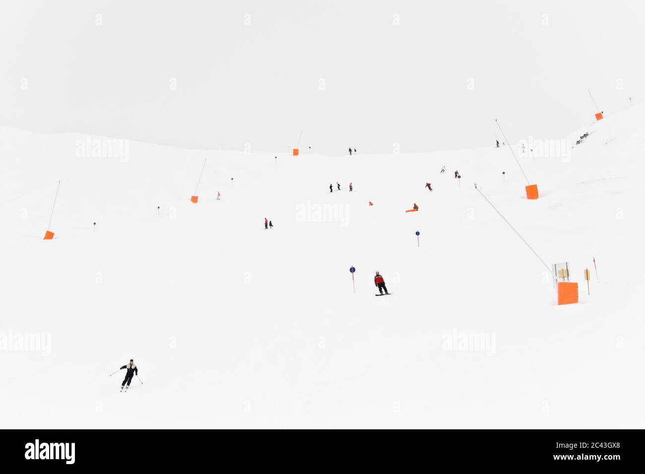 Skifahrer auf einer Piste, Hintertux, Tirol, Österreich Stockfoto