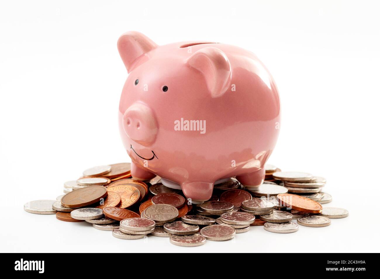 Sparen Sie Geld, finanzielle Planung der persönlichen Finanzen und sparsam Konzept Thema mit einem rosa Sparschwein auf einem Stapel von Bronze und Silber Colo sitzen Stockfoto