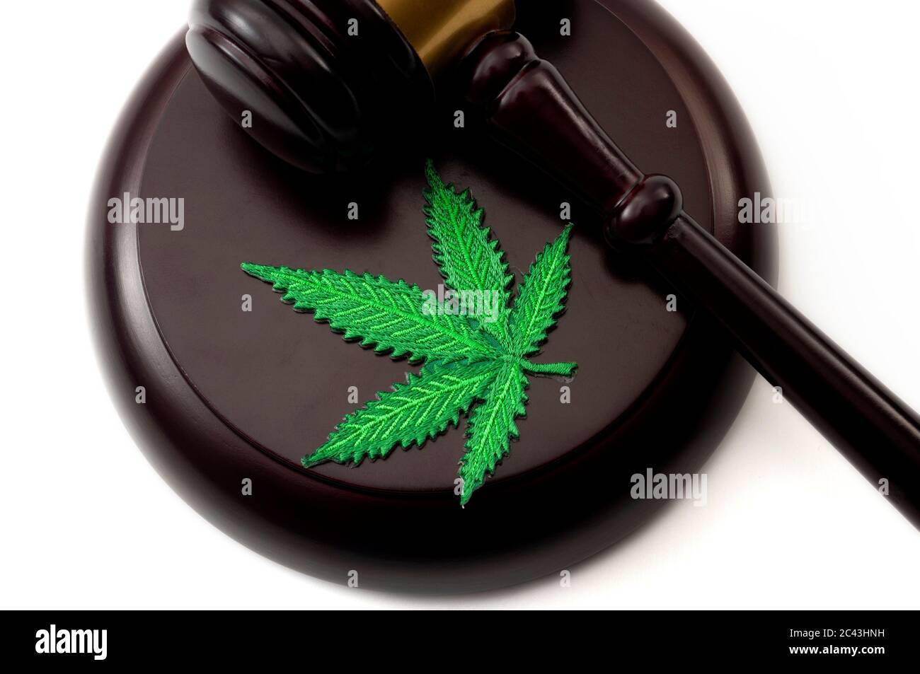 Legales Unkraut, entkriminalisierter Topf oder kriminelle Verurteilung wegen des Besitzes eines Zeitplans ein Drogenkonzept mit einem Marihuana-Blatt und einem hölzernen Gavel isola Stockfoto