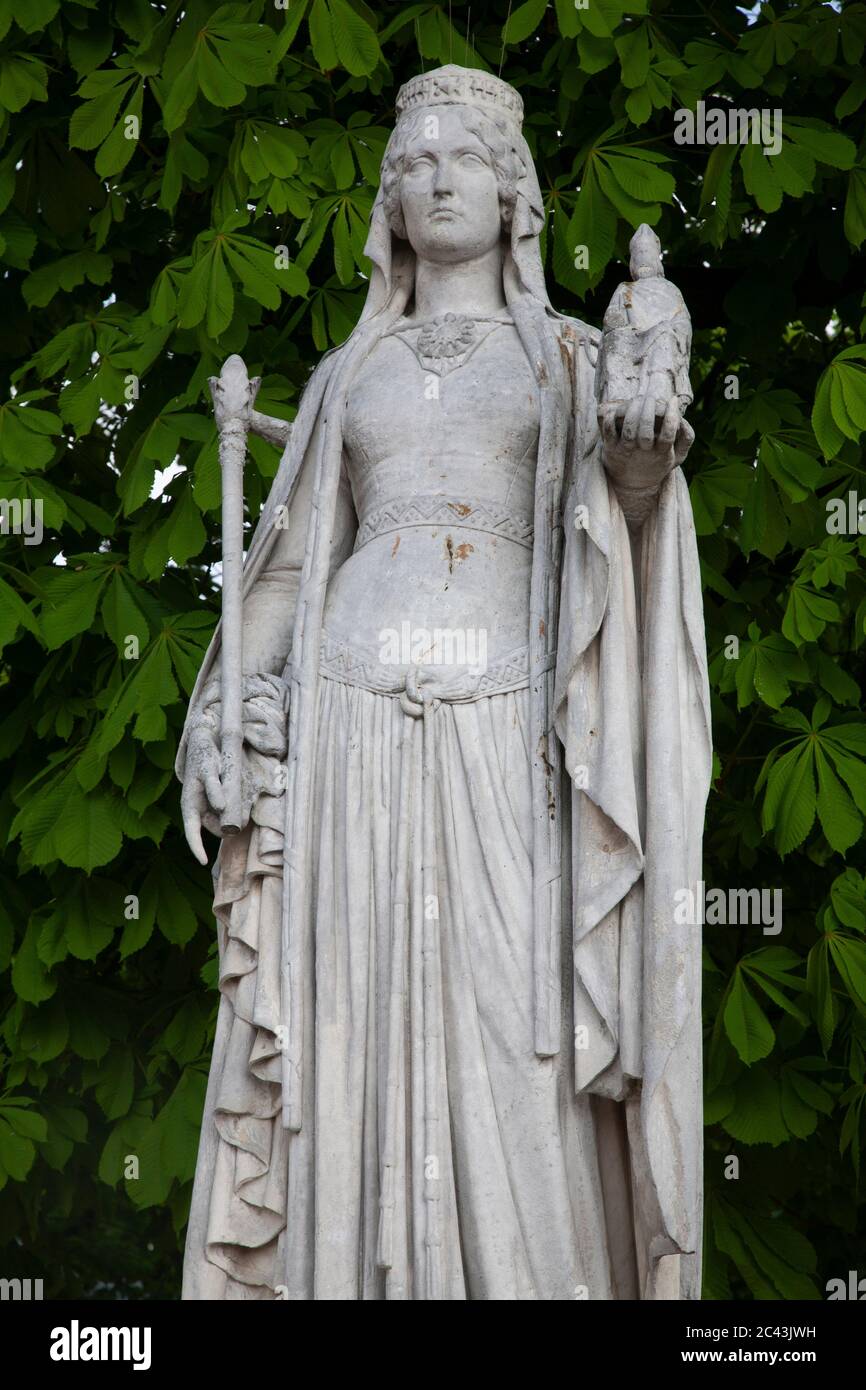 Steinstatue einer königlichen Frau, Paris, Frankreich Stockfoto